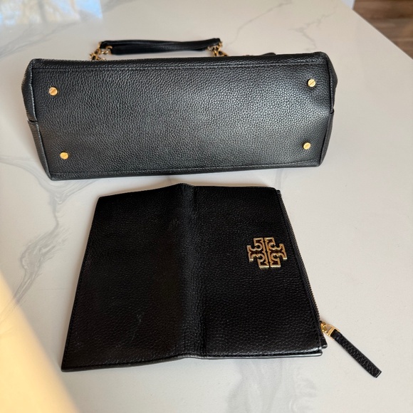 Tory Burch Britten Handbag + Britten Wallet SET in Black/gold - Picture 8 of 16